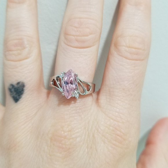 Pretty ring - Picture 2 of 4